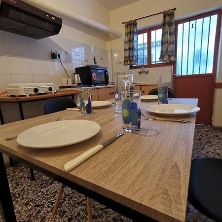קמנה וורלה Family Apartment With 2 Bedrooms To The City Center מראה חיצוני תמונה